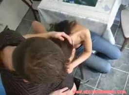 امرأة سمراء عارية ركعت أمام صديقها وتثبيته أمام الكاميرا