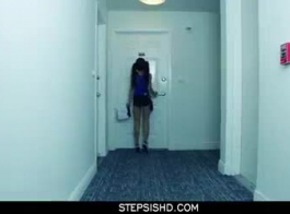 امرأة سمراء في سن المراهقة المصنوعة من الخواص يتم مارس الجنس في الحمار بينما تمتص واحدة أخرى في نفس الغرفة