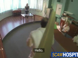تستعد الطبيب الشقراء الحلو لإنشاء مقطع فيديو لمريضها في غرفة الامتحان