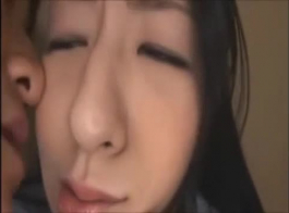 مفلس ، امرأة يابانية تلعق الديك المشعر ، بينما يستخدم جارها هاتفه الجديد