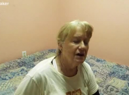 غالبًا ما تستخدم الجدات القديمة القذرة أشرطة إباحية قديمة لصنع مقاطع فيديو ساخنة ومثيرة والاستمتاع بها